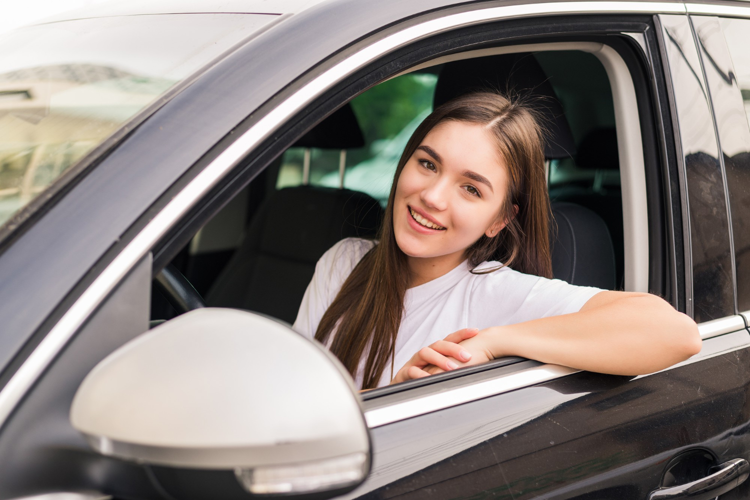 https://api.arval.staging.italy.xtl.nl/uploads/2024/02/young-pretty-woman-driving-her-car-trip-road-1.jpg